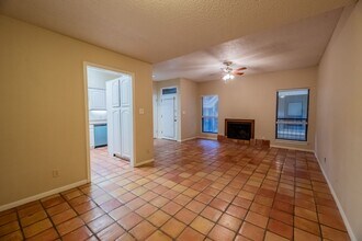 Building Photo - Robbins Place #208