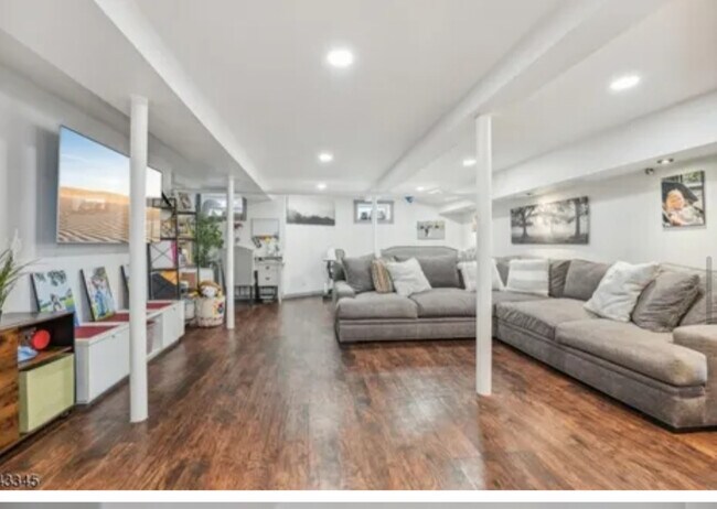 Building Photo - 548 Parker St