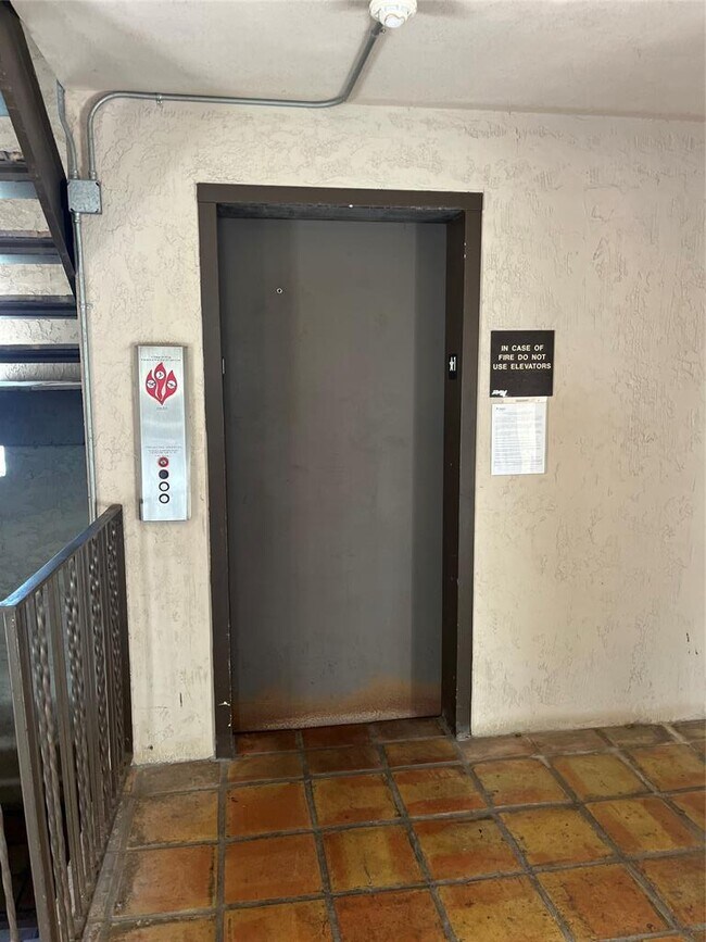 Building Photo - 505 W 7th St