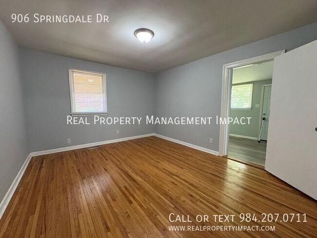 Building Photo - 906 Springdale Dr