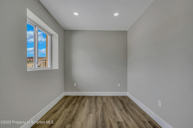 Building Photo - 215 Hickory St