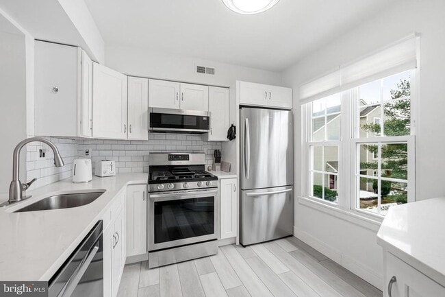 Building Photo - 3904 Fenwick Ln