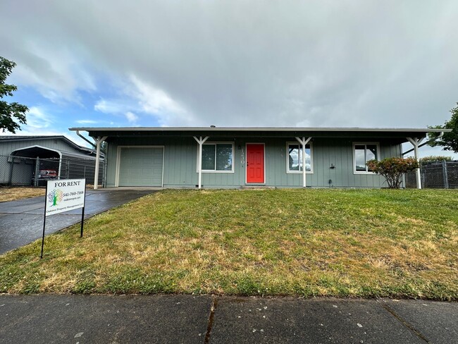 Building Photo - *COMING SOON* 3 Bedroom 1 Bath Single Fami...