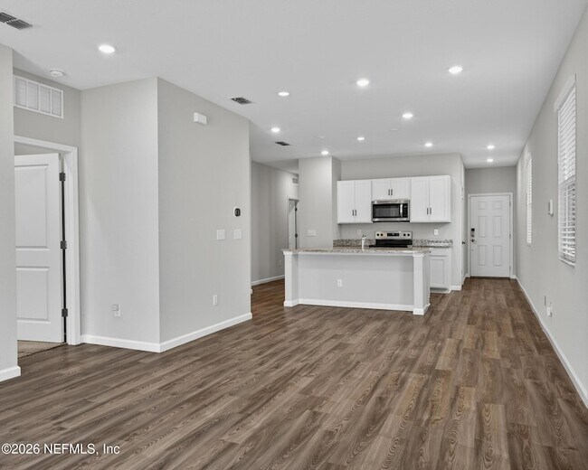 Building Photo - 14757 Cashew Ave