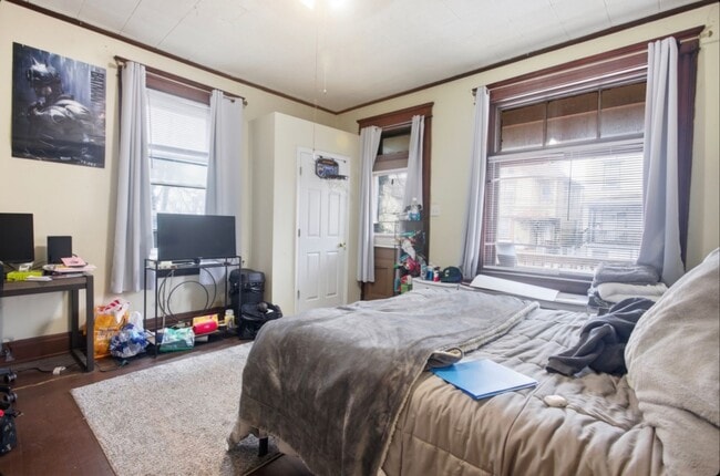 Building Photo - NT - 2342 Stratford Ave.