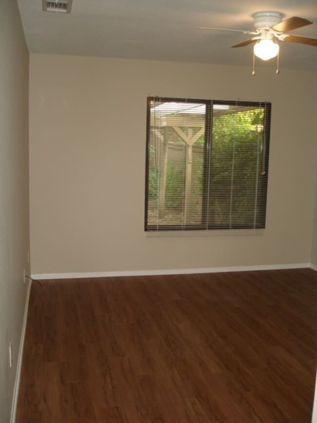 Building Photo - LEASE PENDING! 2 Bedroom Home in Valencia!