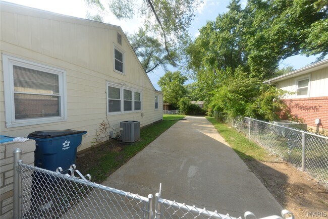 Building Photo - 1005 Hawthorn Ave