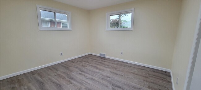 Building Photo - 2845 W 31st St