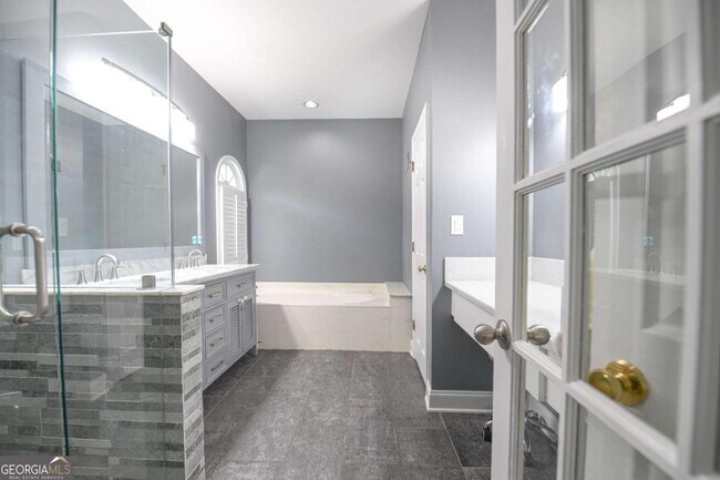 Building Photo - 304 Bridle Path