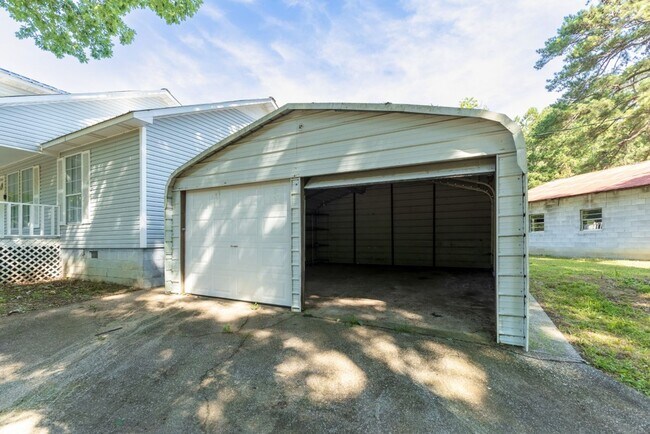 Building Photo - Stylish, Spacious & Updated! Don’t Miss Th...