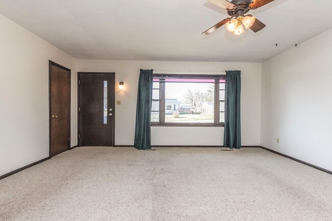 Building Photo - 3 Bedroom 2 Bath Home for Rent Indianola, ...