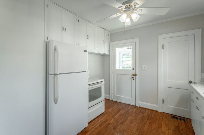 Building Photo - 3 Bedroom 2 Bath Classic