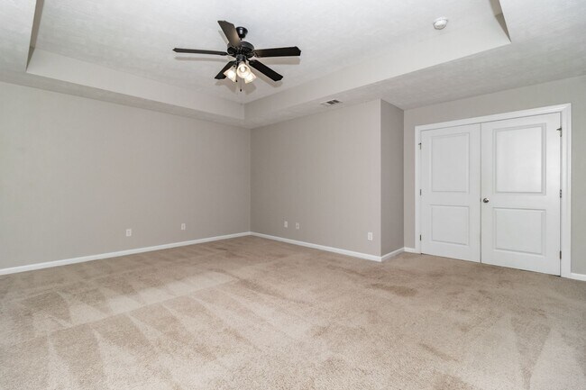 Building Photo - Large 3 bedroom (plus bonus), 2 1/2 bath home in Canterbury Farms!