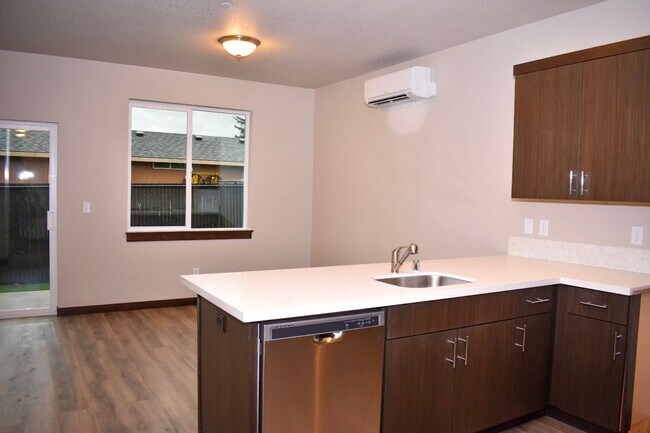 Building Photo - 2 Bedroom 2 Bathroom Duplex in a New Great...