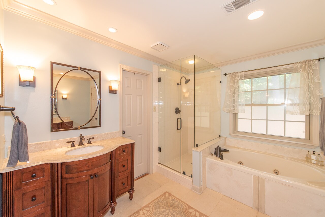 Building Photo - 15 Lorian Dr