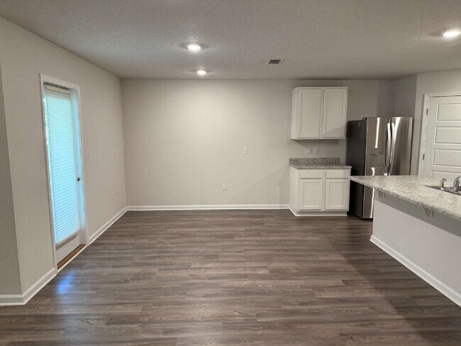 Building Photo - Spacious 4-Bedroom Rental in Quiet Pensaco...