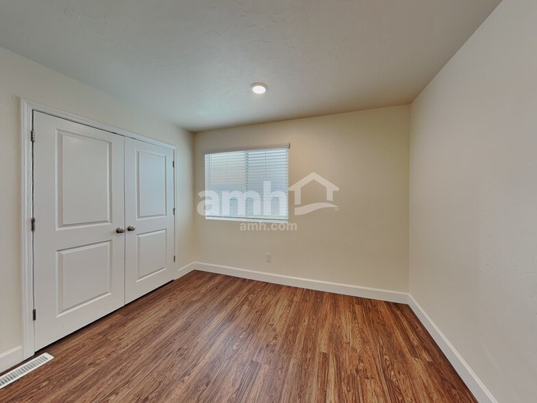 Building Photo - 884 N Garnet Creek Ave