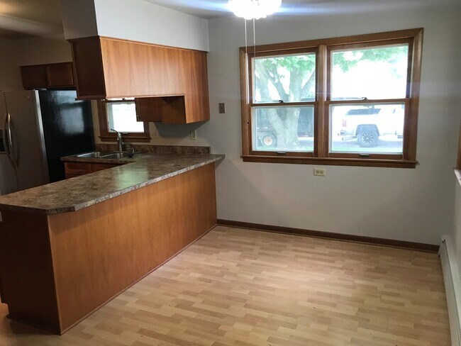 Building Photo - Large 5 bed 3 bath family home with two separate kitchens! Close to Augustana!