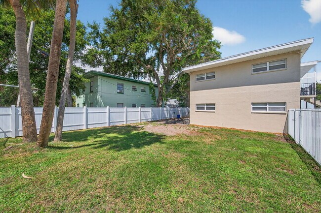 Building Photo - Updated 2 bedroom St. Pete Apartment with Modern Finishes, Private Porch & Utilities Included