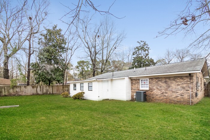 Building Photo - 2621 Myrtis Ln