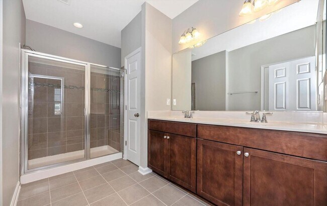 Building Photo - 3 level townhouse (newer construction) in Jefferson Place Community available early June!