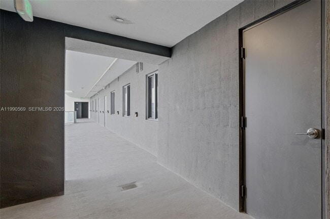 Building Photo - 711 NE 23rd Terrace