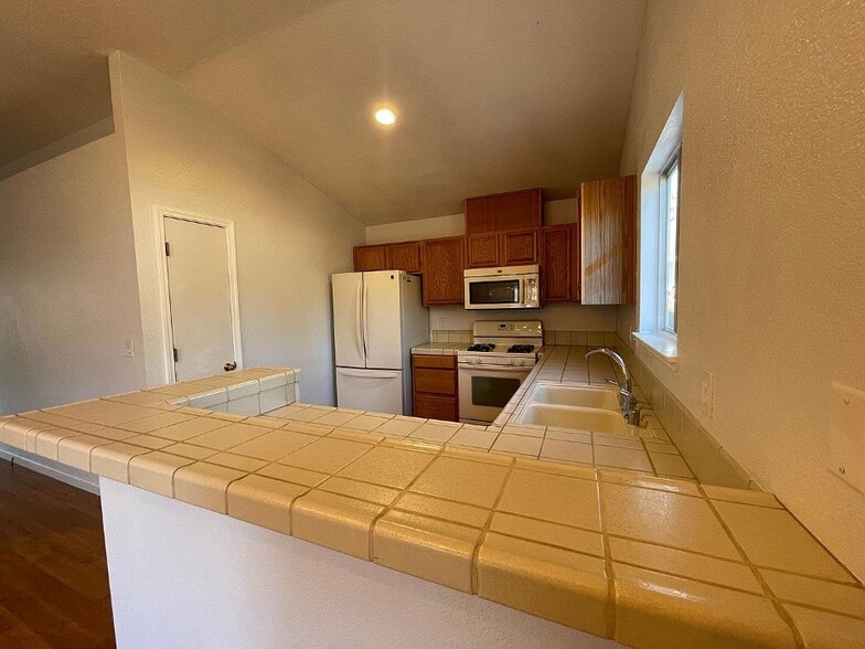 Building Photo - 4948 Bayridge Ln