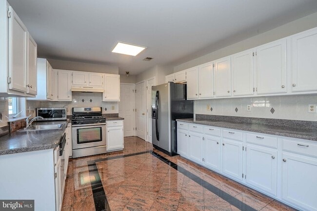 Building Photo - 27 Samantha Dr