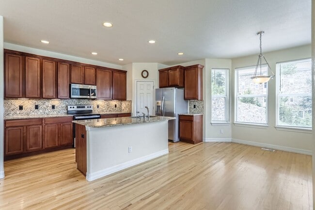 Building Photo - Beautifully maintained town-home in Centra...