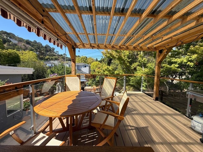 Building Photo - Spacious 5BD/2BA Home in San Carlos with S...