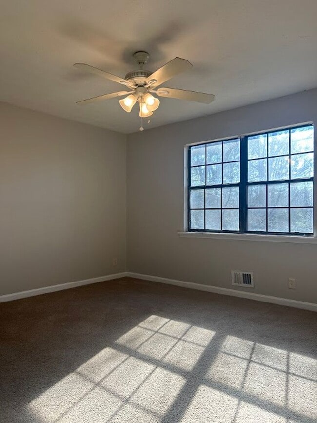 Building Photo - 4 bed and 3 bath in Decatur!
