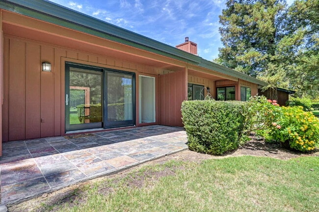 Building Photo - Fabulous condominium home on 6th Fairway of El Macero Country Club.