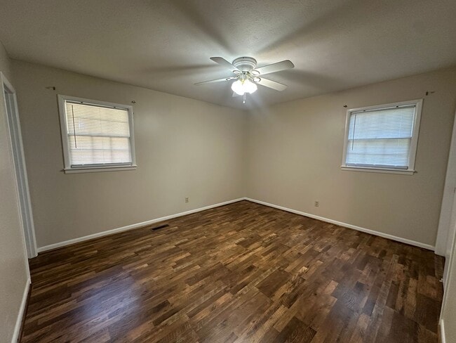 Building Photo - 927 Pinecliff Dr