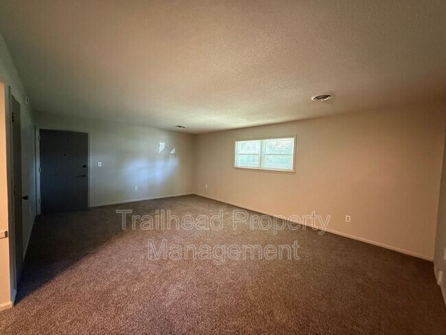 Building Photo - 745 S Hickory St