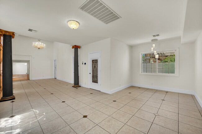 Building Photo - 1250 Shadow Ln