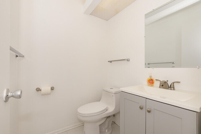 Building Photo - 8 Lake Vista Trail