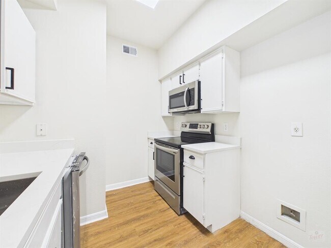 Building Photo - 2320 Gracy Farms Ln