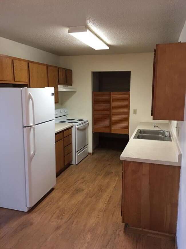 Hershey Manor Apartments 1832 N Main St Rockford IL 61103 Apartment