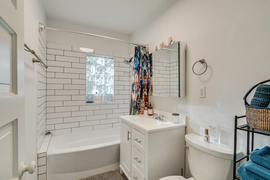 Building Photo - 1925 E Water St