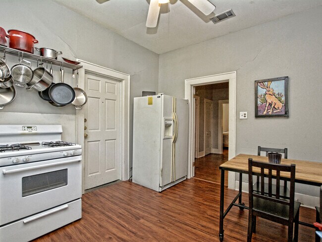 Building Photo - 406 W 30th St