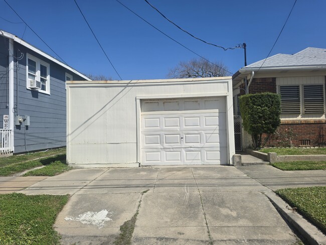 Building Photo - 3828 Avenue S 1/2