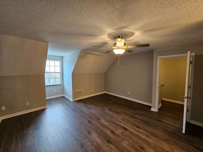 Building Photo - 2 Bedroom 2 Bath condo Powell available for immediate move in!