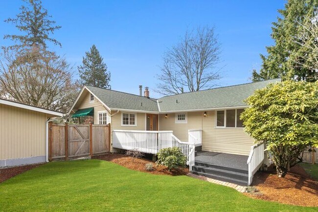 Building Photo - Sunny Air Conditioned Mercer Island Charmer!