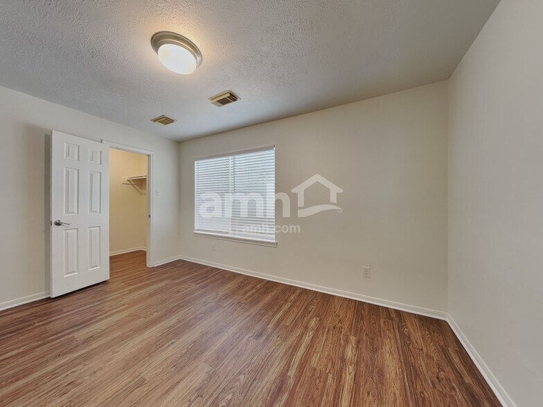 Building Photo - 15923 Mission Glen Dr