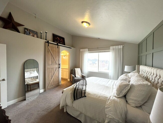 Building Photo - Welcome to this charming 3 bed 2.5 bath home just off Deer Flat and Linder Rd.