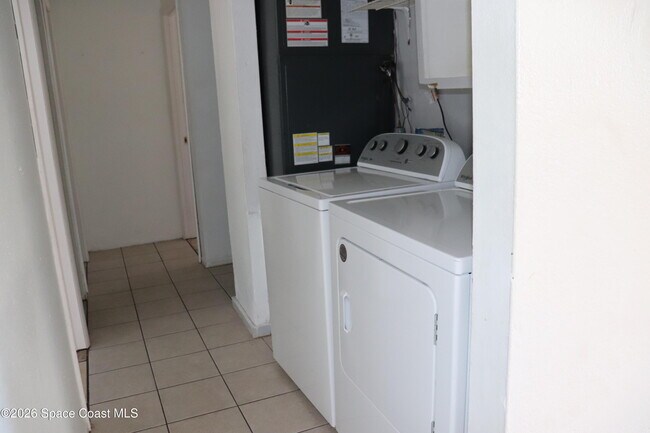 Building Photo - 1204 Linmoor Cir NE