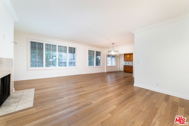 Building Photo - 125 S Elm Dr