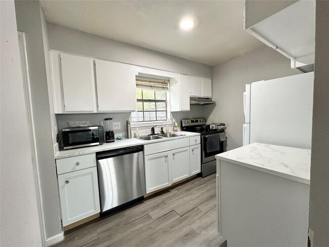 Building Photo - 4109 Lark Ln
