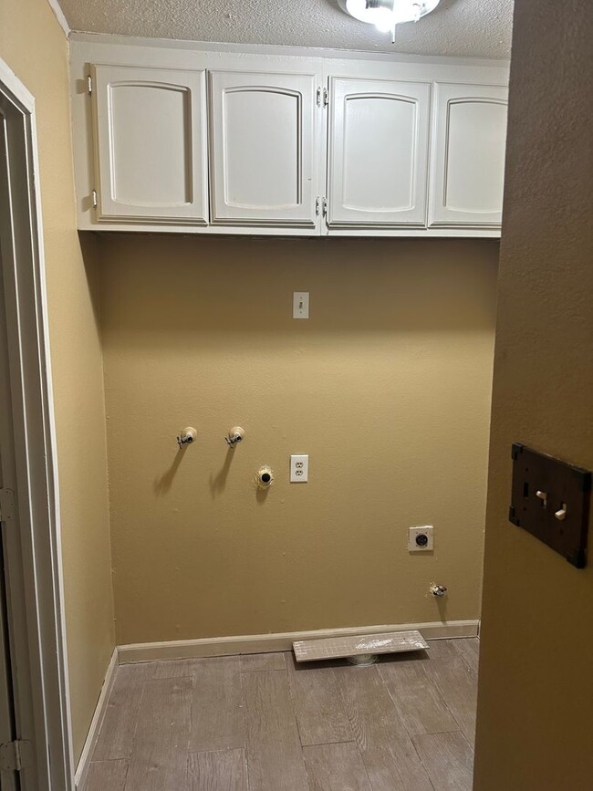 Building Photo - BEAUTIFUL DUPLEX