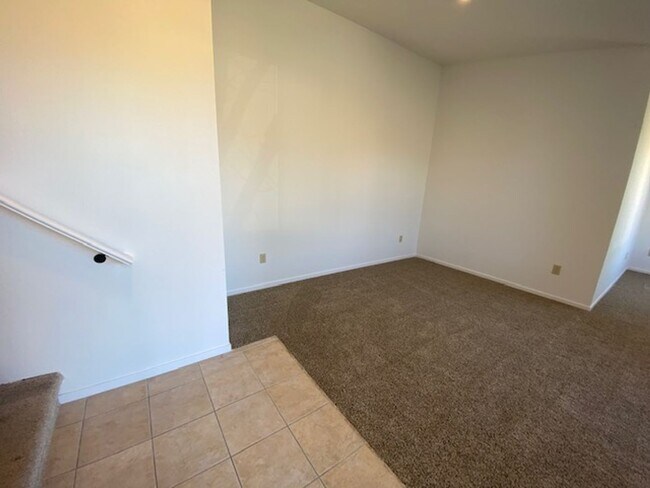 Building Photo - Spacious 3 Bed/2 Bath Duplex~ PG&E & Water...